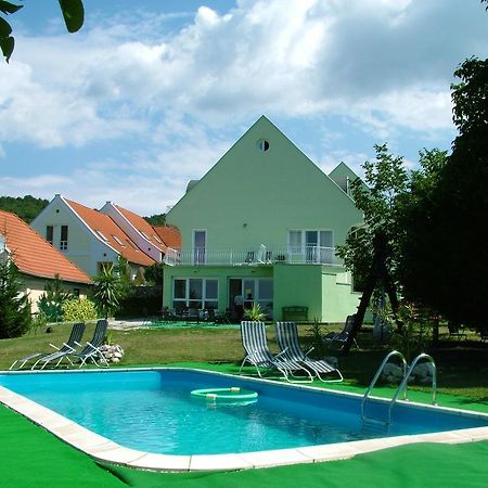 Hôtel Zoldhaz Bio Panzio à Gyenesdiás Extérieur photo