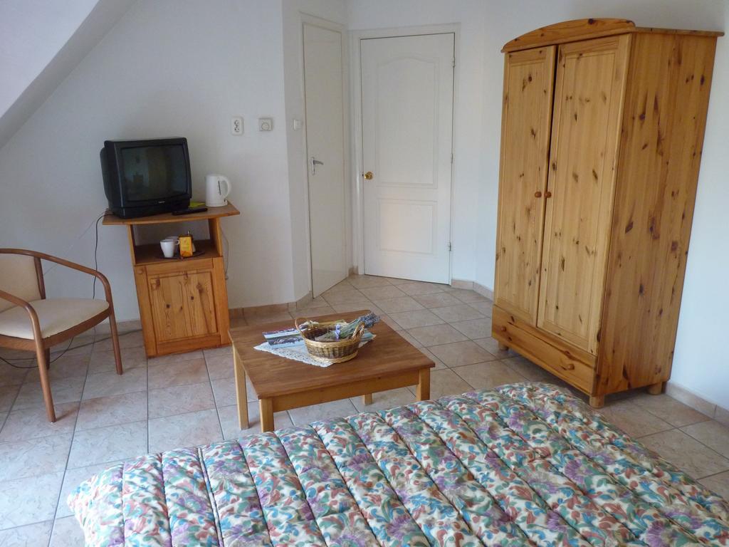 Hôtel Zoldhaz Bio Panzio à Gyenesdiás Extérieur photo